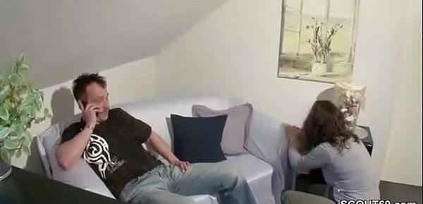 Die notgeile Putzfrau verdient sich Trinkgeld mit einem Fick